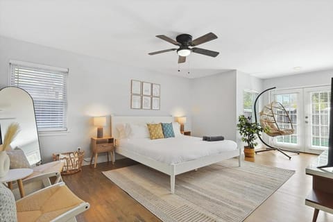 Upscale 6BR Home with Pool Hot Tub & Game Room Villa in Farmers Branch