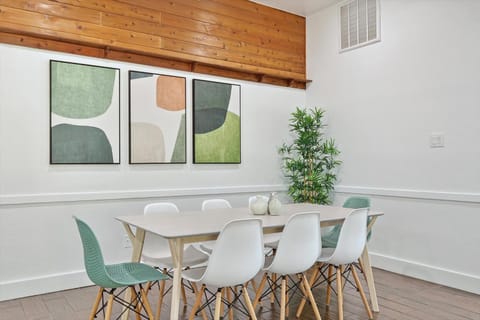 Gorgeous 4BR Home with Huge Yard Pool House in Denton