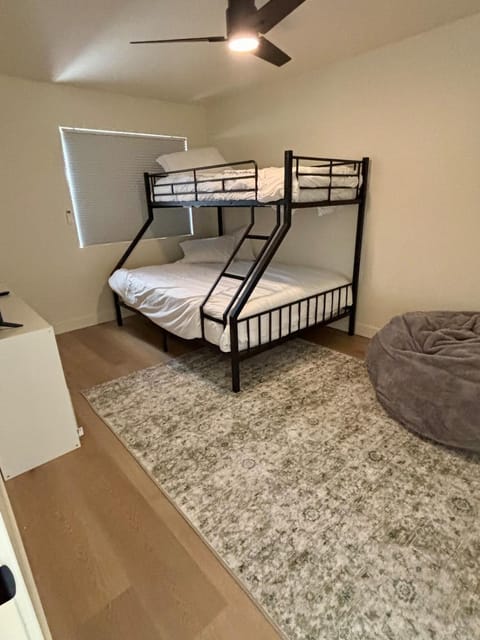 Walk to Sabino Canyon Trails, 4Bd Home with Hot Tub House in Catalina Foothills