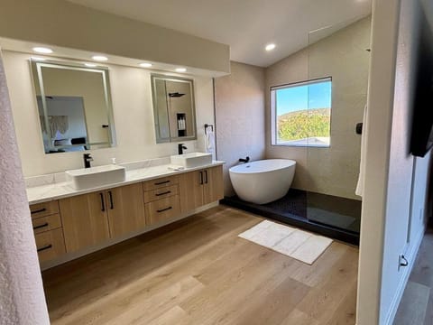 Walk to Sabino Canyon Trails, 4Bd Home with Hot Tub House in Catalina Foothills