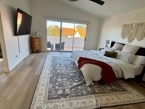 Walk to Sabino Canyon Trails, 4Bd Home with Hot Tub House in Catalina Foothills