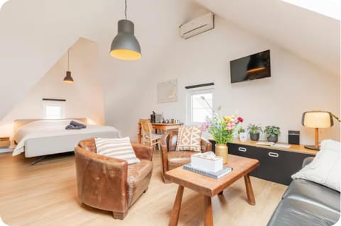 Seating area, Bedroom, air conditioner