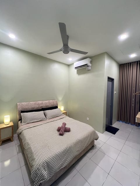 Bed, Photo of the whole room, Bedroom, towels, air conditioner