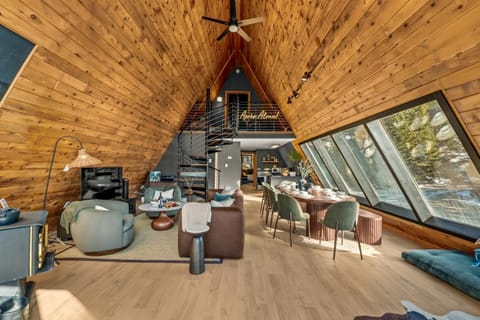 Living room, Seating area, Dining area, fireplace
