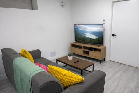 TV and multimedia, Living room, Evening entertainment