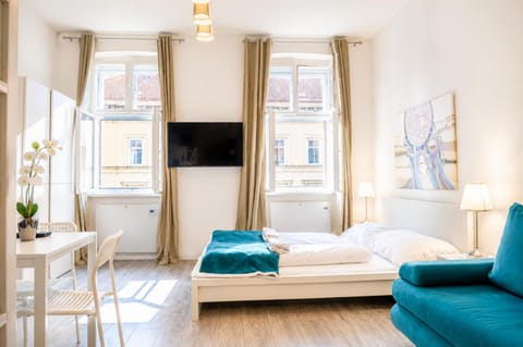 Bed, TV and multimedia, Seating area, Bedroom