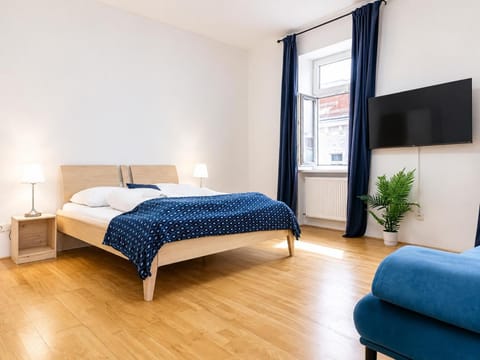 Property building, Bed, TV and multimedia, Bedroom
