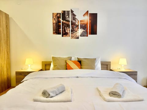 Bed, Bedroom, towels