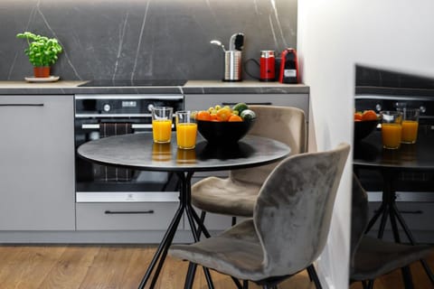 Kitchen or kitchenette, Dining area, oven