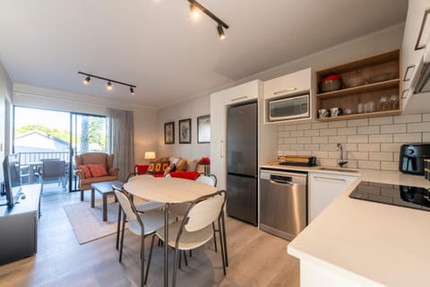 Kitchen or kitchenette, Dining area, dishwasher, washing machine
