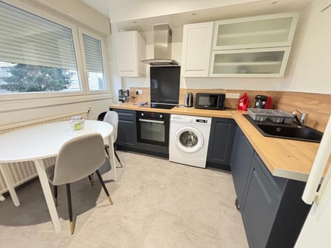 Coffee/tea facilities, Kitchen or kitchenette, Dining area, oven, stove