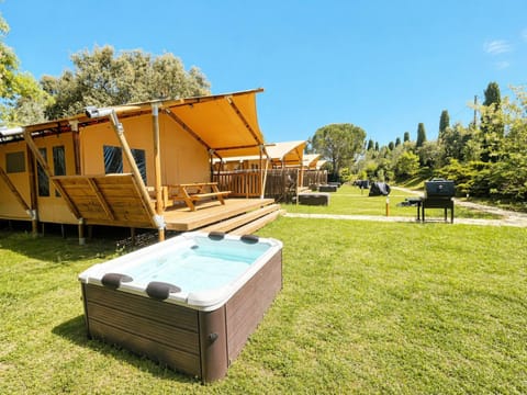 Property building, BBQ facilities, Hot Tub