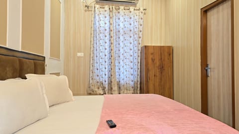 Bed, Photo of the whole room, wardrobe
