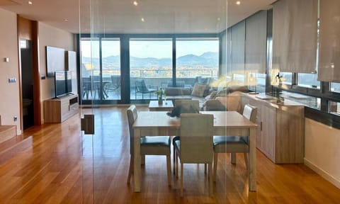 TV and multimedia, Seating area, Dining area