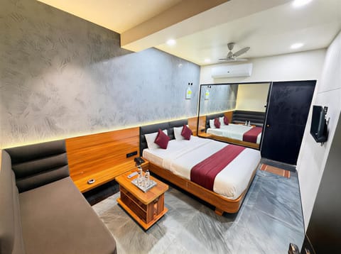 Bed, TV and multimedia, Living room, Photo of the whole room, Seating area, Bedroom, fireplace, air conditioner