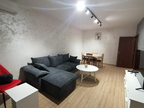 TV and multimedia, Living room, Dining area, air conditioner