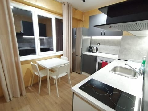 Coffee/tea facilities, oven, stove, kitchen