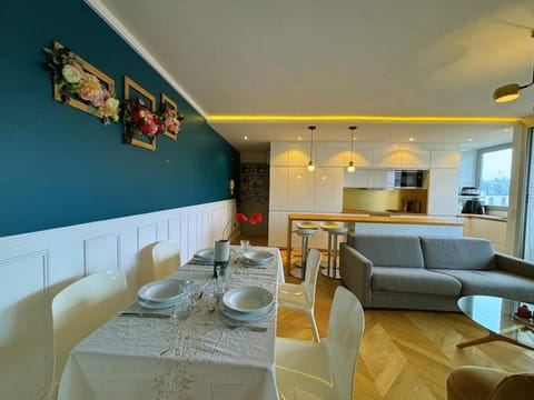 Kitchen or kitchenette, Living room, Dining area, minibar