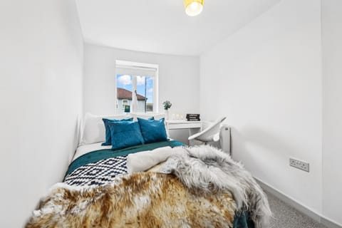 Modern & Cozy Private Double Room - Shared House by AltoLuxo Short Lets & Serviced Accommodation with Free WiFi & Parking Apartment in Bristol