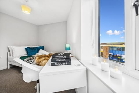 Modern & Cozy Private Double Room - Shared House by AltoLuxo Short Lets & Serviced Accommodation with Free WiFi & Parking Apartment in Bristol