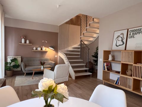 Living room, Seating area