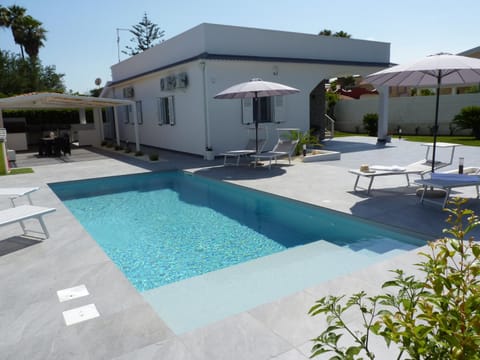 Garden, Swimming pool, Swimming pool, sunbed
