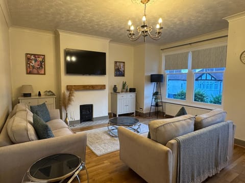 TV and multimedia, Living room, Seating area, Evening entertainment