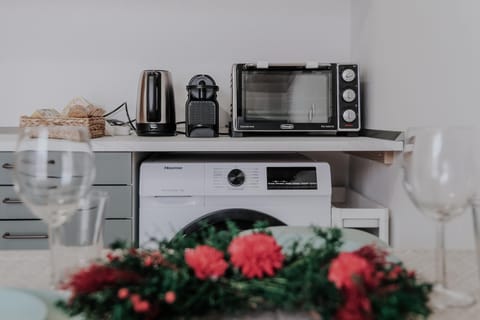 Kitchen or kitchenette, Lounge or bar