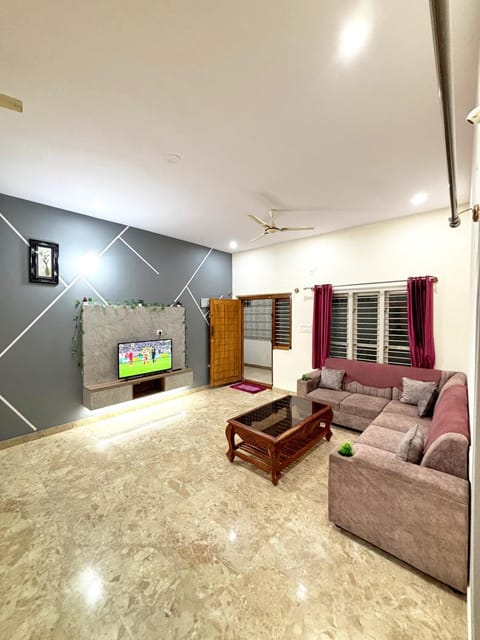 Communal lounge/ TV room, Living room, Seating area, Evening entertainment
