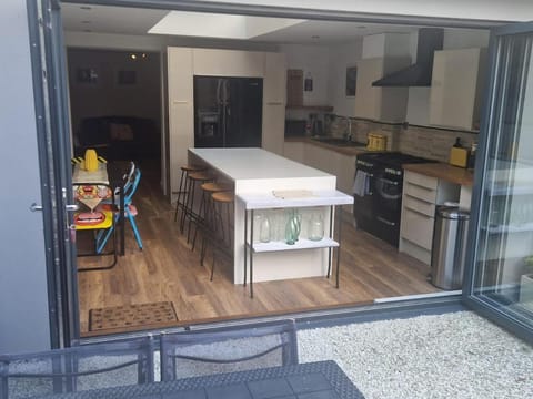 Kitchen or kitchenette, oven, pet friendly, stove