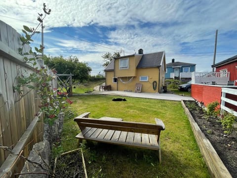 Cozy Little Yellow House Apartment in Lofoten