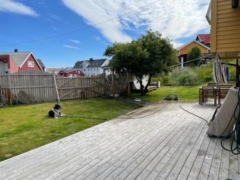 Cozy Little Yellow House Apartment in Lofoten