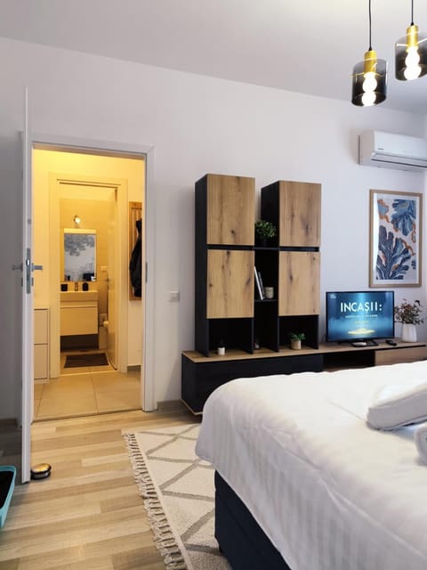 Bed, TV and multimedia, Bedroom