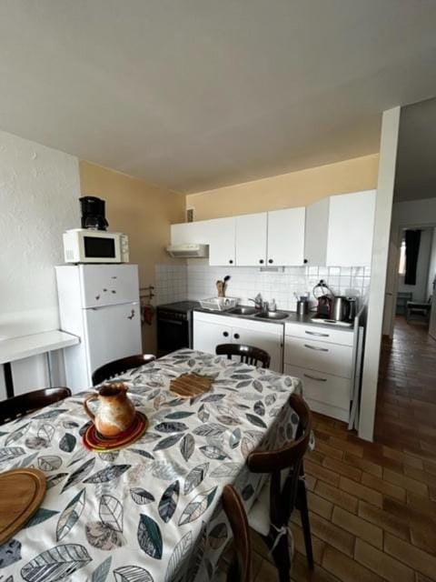 Kitchen or kitchenette, Dining area