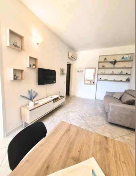 Communal lounge/ TV room, TV and multimedia, Living room, Seating area, Evening entertainment, air conditioner