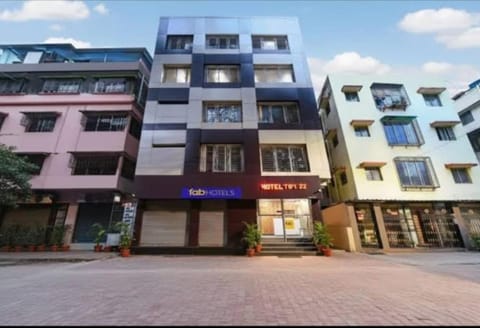 Property building, Facade/entrance, Day, City view, Street view, Location
