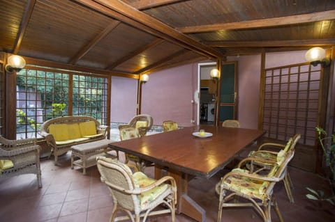 Seating area, Dining area