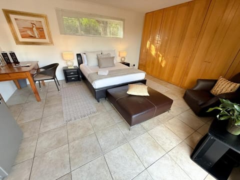 Bed, TV and multimedia, Living room, Photo of the whole room, Seating area, Bedroom