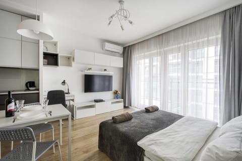 Bed, TV and multimedia, Photo of the whole room, towels