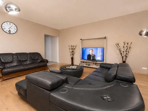 TV and multimedia, Seating area, Evening entertainment