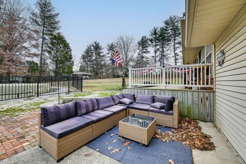 Walk to League Stadium Huntingburg Family Home! House in Indiana