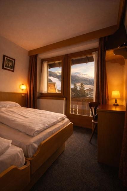 Bed, View (from property/room), Photo of the whole room, Bedroom, City view, Mountain view, River view