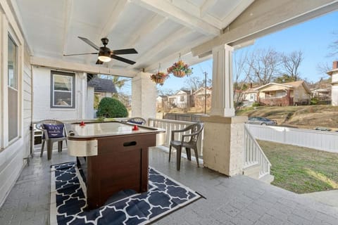 Mara Retreat with Fire Pit-Grill-Patio-Games-Jacuzzi House in Birmingham