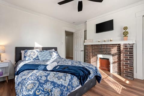 Mara Retreat with Fire Pit-Grill-Patio-Games-Jacuzzi House in Birmingham