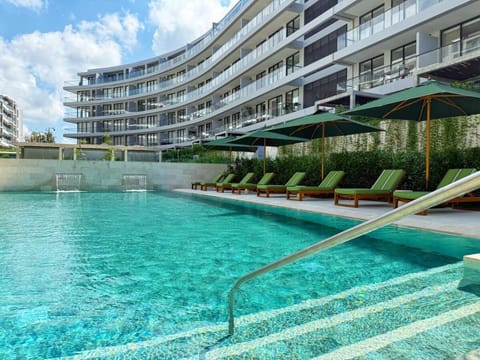 Property building, Swimming pool, sunbed