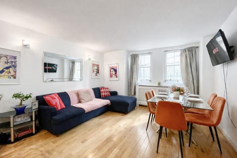Property building, TV and multimedia, View (from property/room), Living room, Decorative detail, Seating area, Dining area, Parking, flat iron, heating, internet
