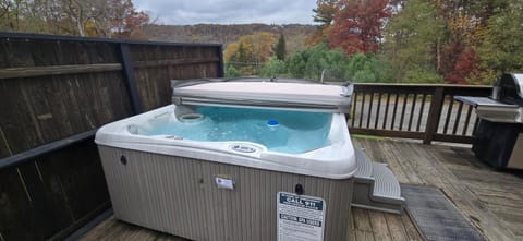 Relaxation Ridge- 4 bedroom with Hot Tub & Pool Table House in Deep Creek Lake