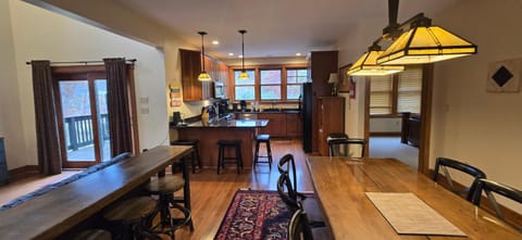 Relaxation Ridge- 4 bedroom with Hot Tub & Pool Table House in Deep Creek Lake