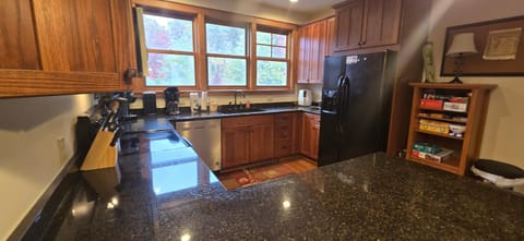 Relaxation Ridge- 4 bedroom with Hot Tub & Pool Table House in Deep Creek Lake