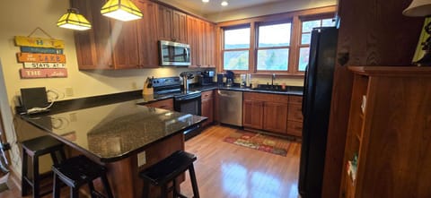 Relaxation Ridge- 4 bedroom with Hot Tub & Pool Table House in Deep Creek Lake